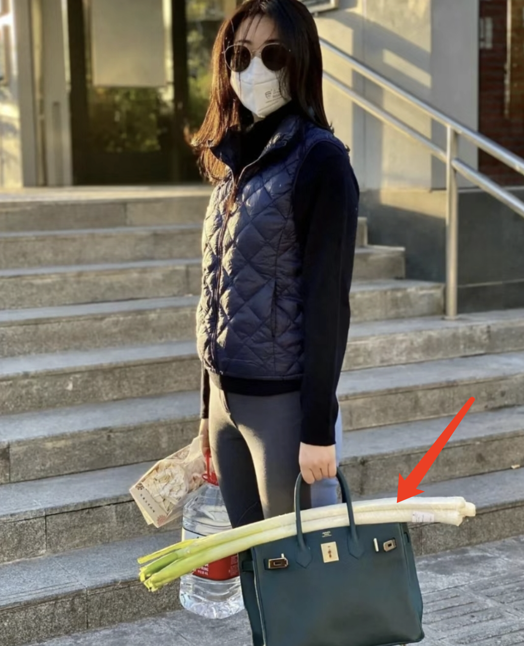 朱珠带娃看画展,1岁女儿帮妈妈拎4万元包包,保姆爱马仕t恤抢镜