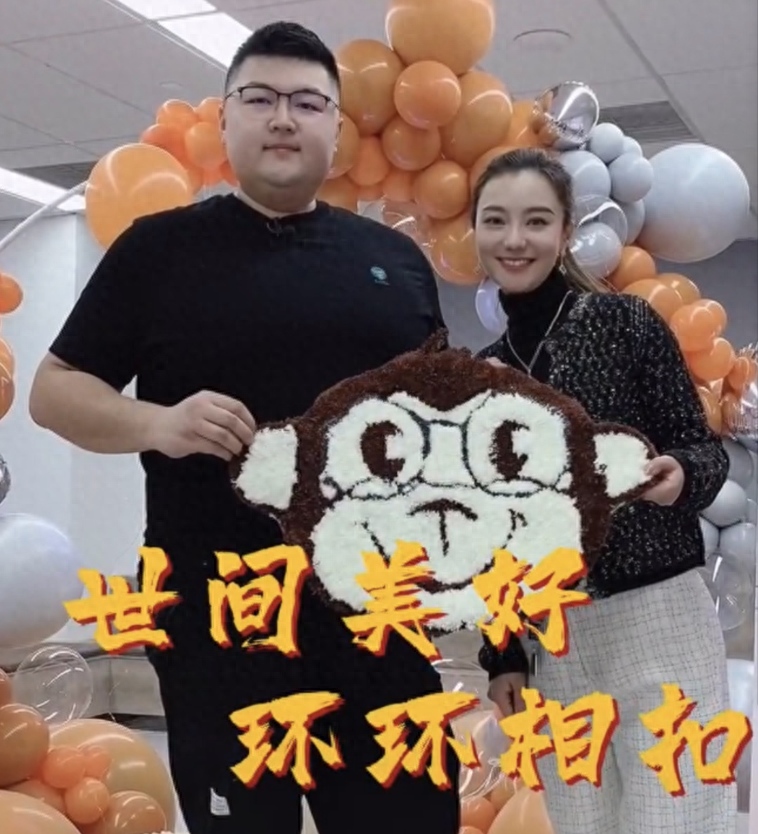回顾:猴哥翻车路,一周掉粉100w,贱卖妻子化妆品,豪车