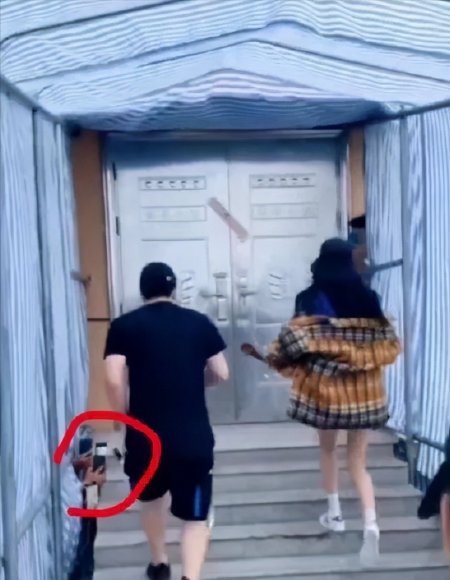 女明星杨幂所在的剧组,即便搭建了帐篷,依然有代拍从帐篷底下伸出摄像