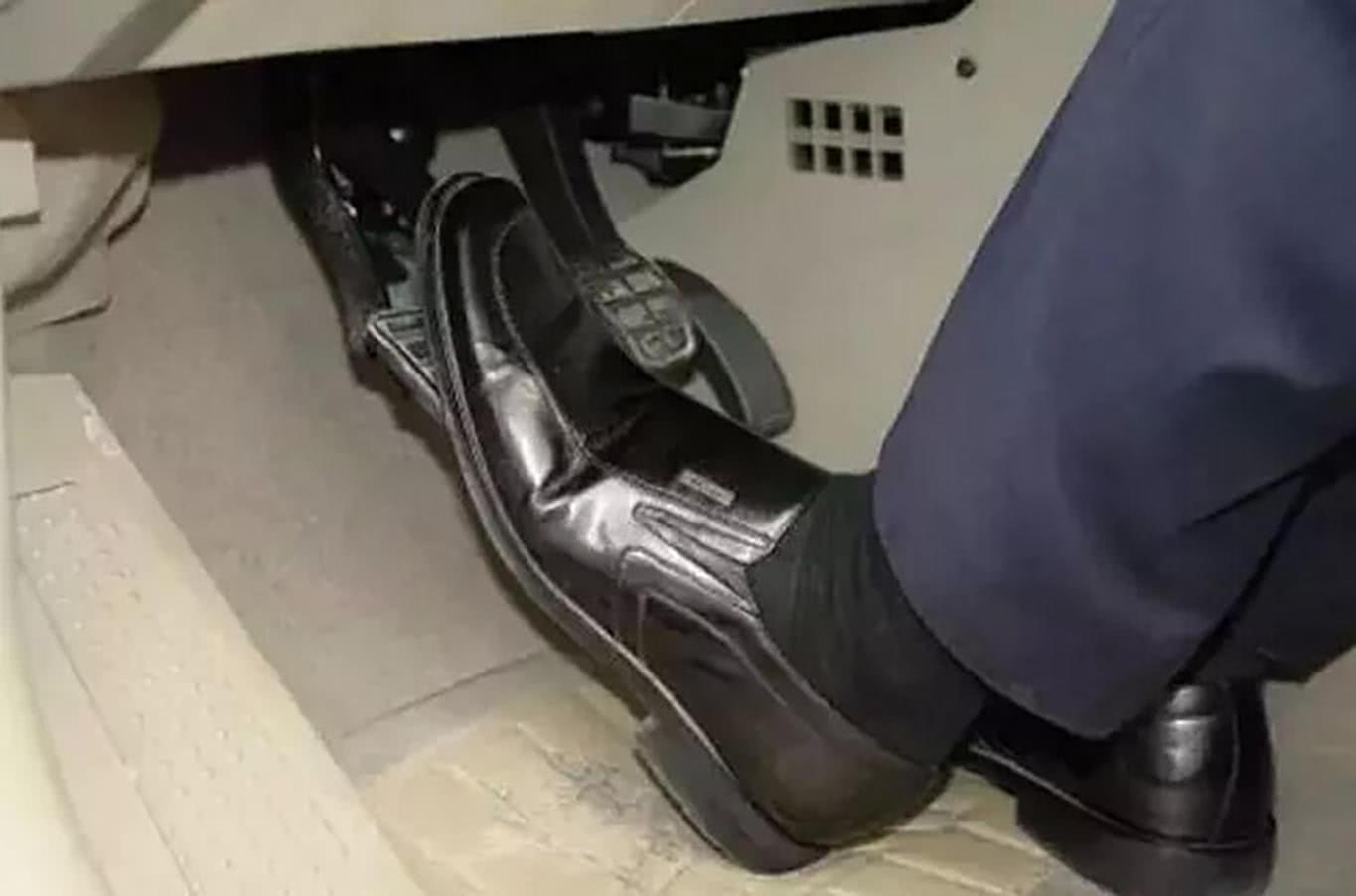 手动挡汽车减速,究竟是先踩离合器还是先刹车?顺序搞错很伤车!