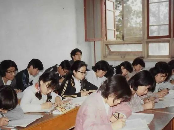 北京大学老照片:80年代大学生,气质和现在不一样