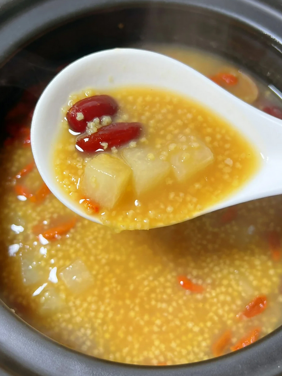 雪梨小米粥:冬日里的暖心养胃之选  冬天,我总是特别喜欢喝雪梨小米粥