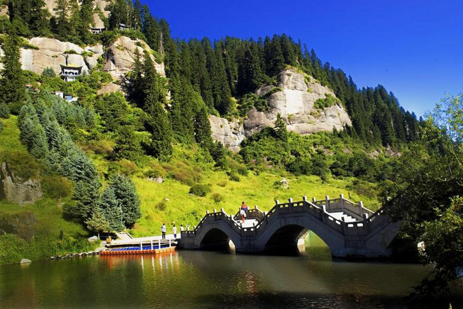 临夏的炳灵寺石窟和松鸣岩风景名胜区是其主要景点,游客可以在这里