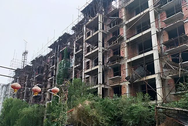 石家庄一烂尾楼,千名业主苦等12年,杂草丛生业主"望眼欲穿"!