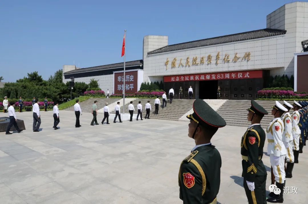 蔡奇在卢沟桥畔主持纪念全民族抗战爆发83周年仪式，各界代表为抗战英烈敬献鲜花，深切缅怀！