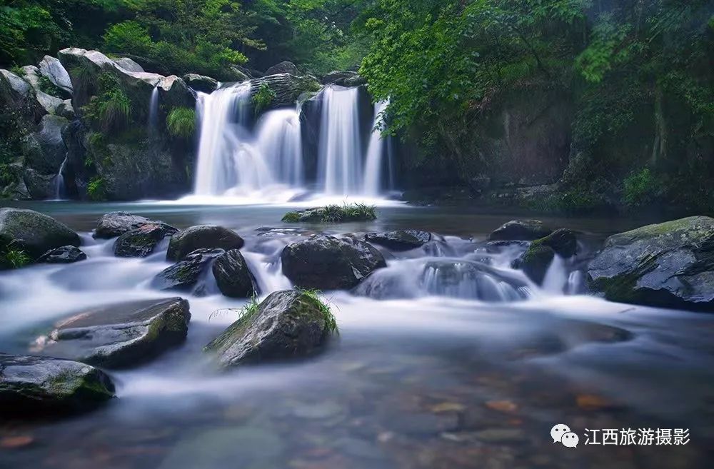 《廬山烏龍潭飛瀑》胡云芳 攝《老別墅的故事》萬建明 攝《廬山瀑布