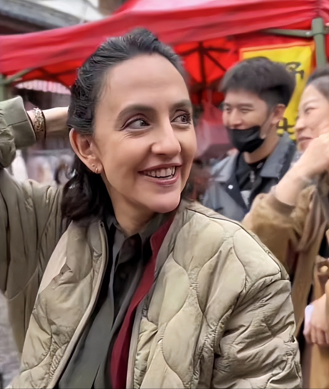 刘烨法国妻子近况:43岁很像50多岁大妈,大理逛市场,与老狼演出