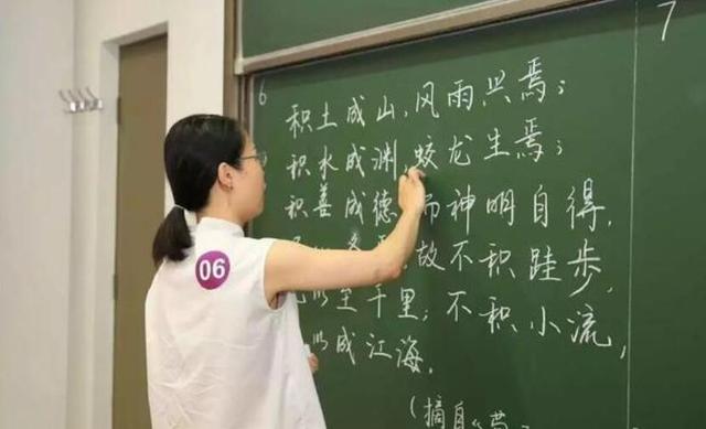 清华大学老师比赛写字,粉笔字达到艺术美!学生:舍不得擦黑板