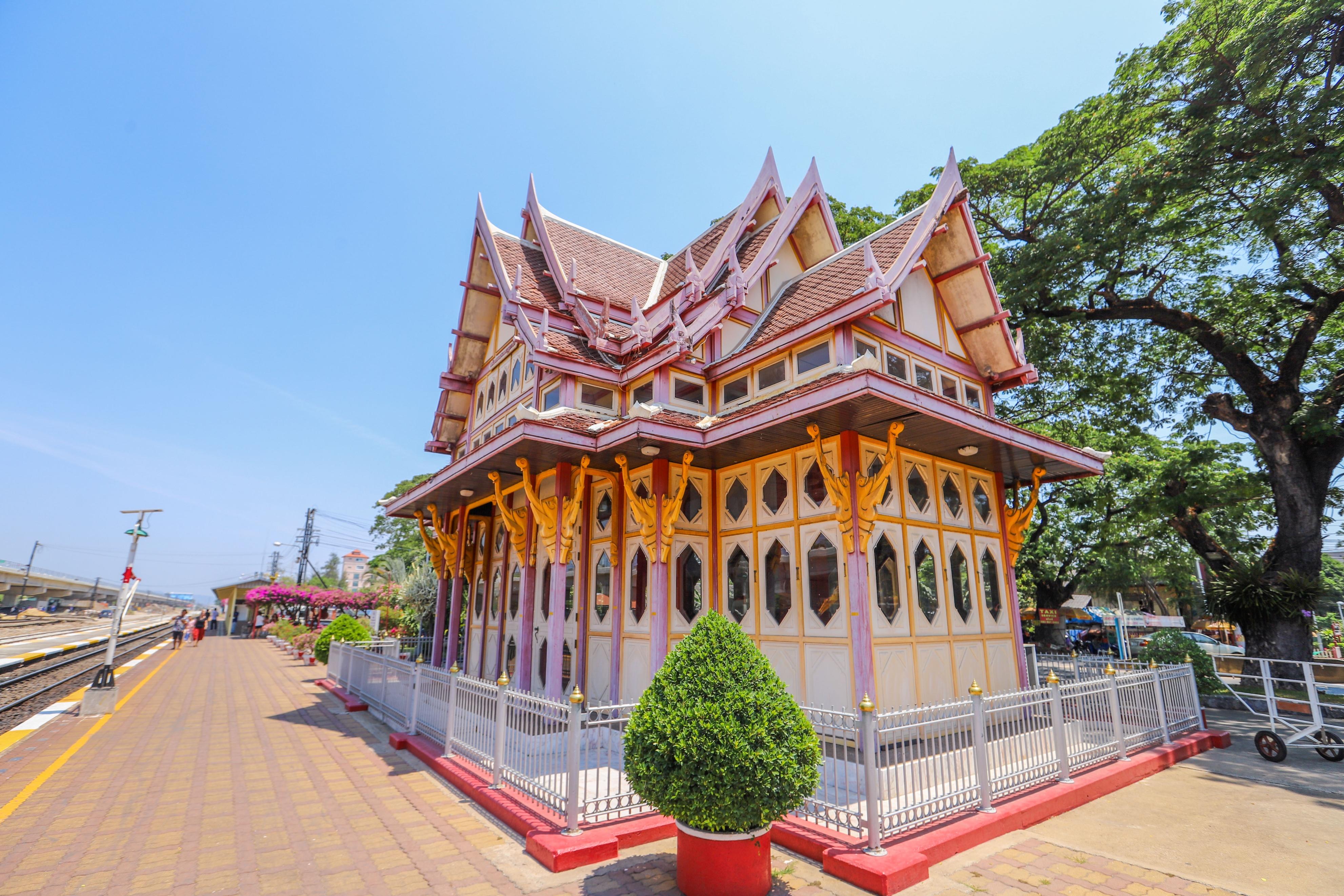 华欣火车站,泰国最古老的火车站之一,建筑风格非常独特