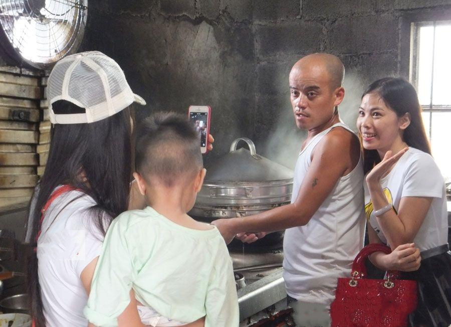 他因为又丑又穷被哑巴妻子嫌弃,却因光头强爆火,迎娶20岁美娇妻