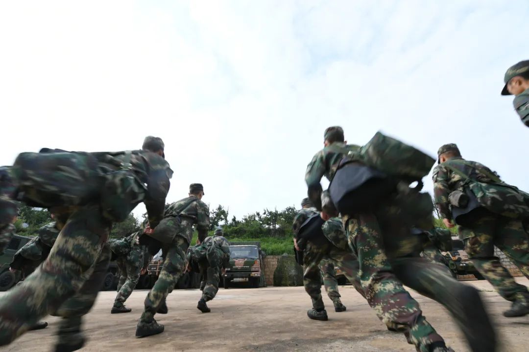 马达轰鸣,号手列阵!火箭军蛰伏深山密林练精兵