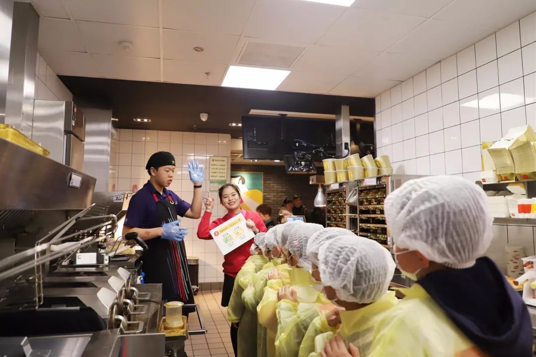 食品安全的防范是社会生活中需要关注的问题,饮食安全要重视