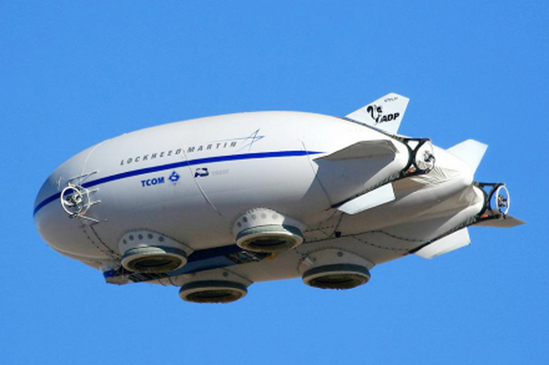 英国飞艇 世界上最大的飞艇"天空登陆者"17日傍晚在英国首航成功,可能