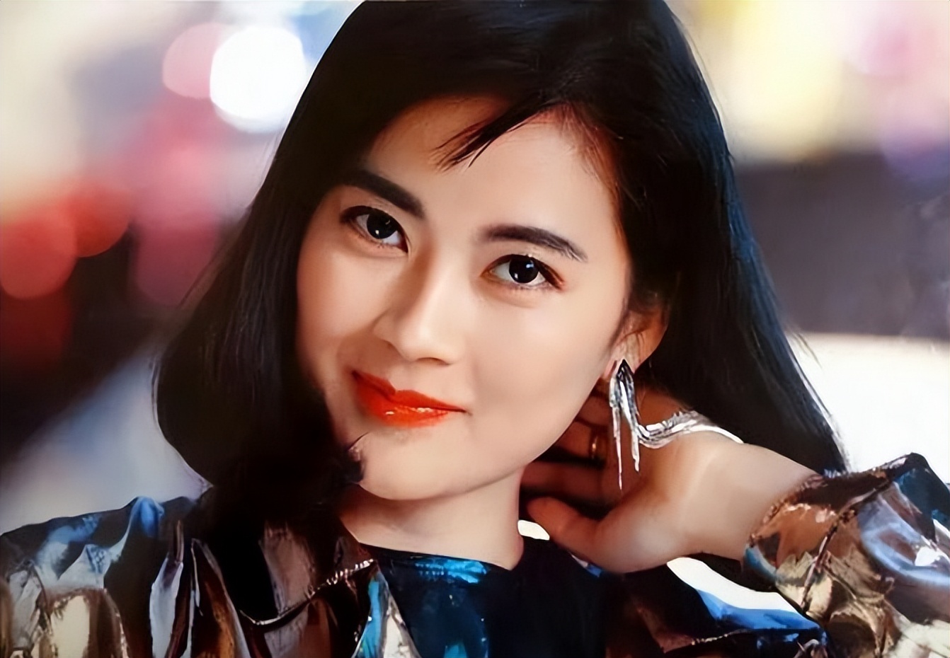 谭小燕:因《便衣警察》爆红,成90年代3大美人之一,性感明艳