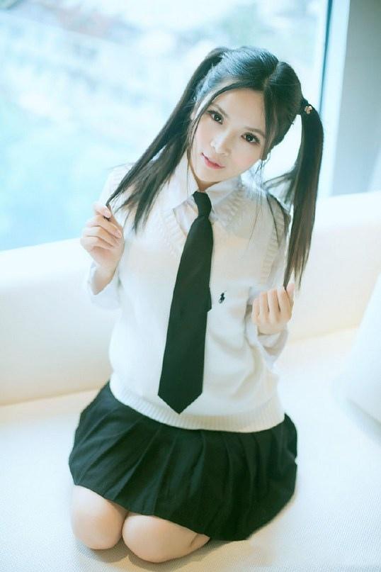 老婆说要回味一下学生时代,但衣服不太合身哈哈哈哈,打一架吧!