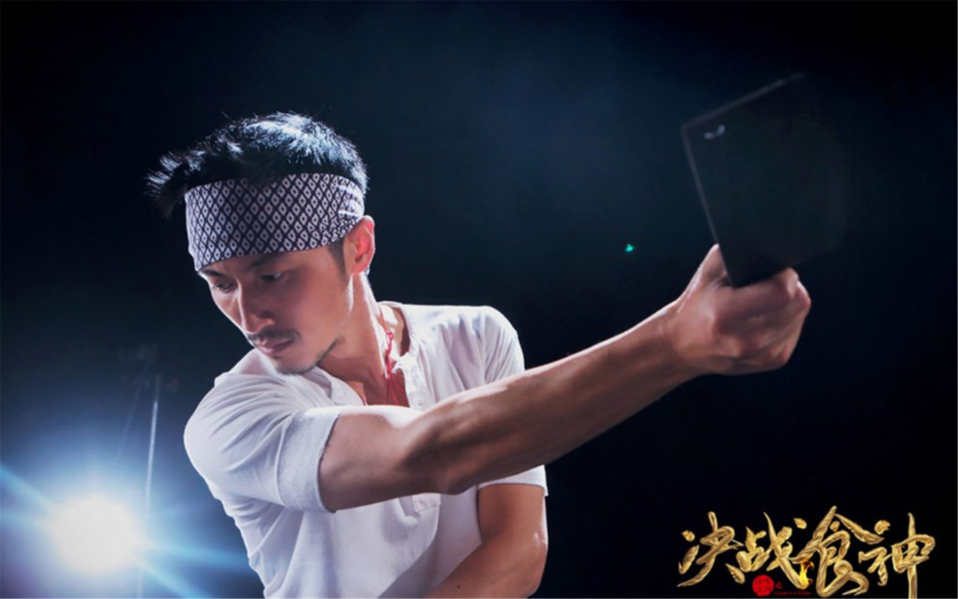 《决战食神》讲述了从小热爱厨艺的小七被厨神父亲冷嘲热