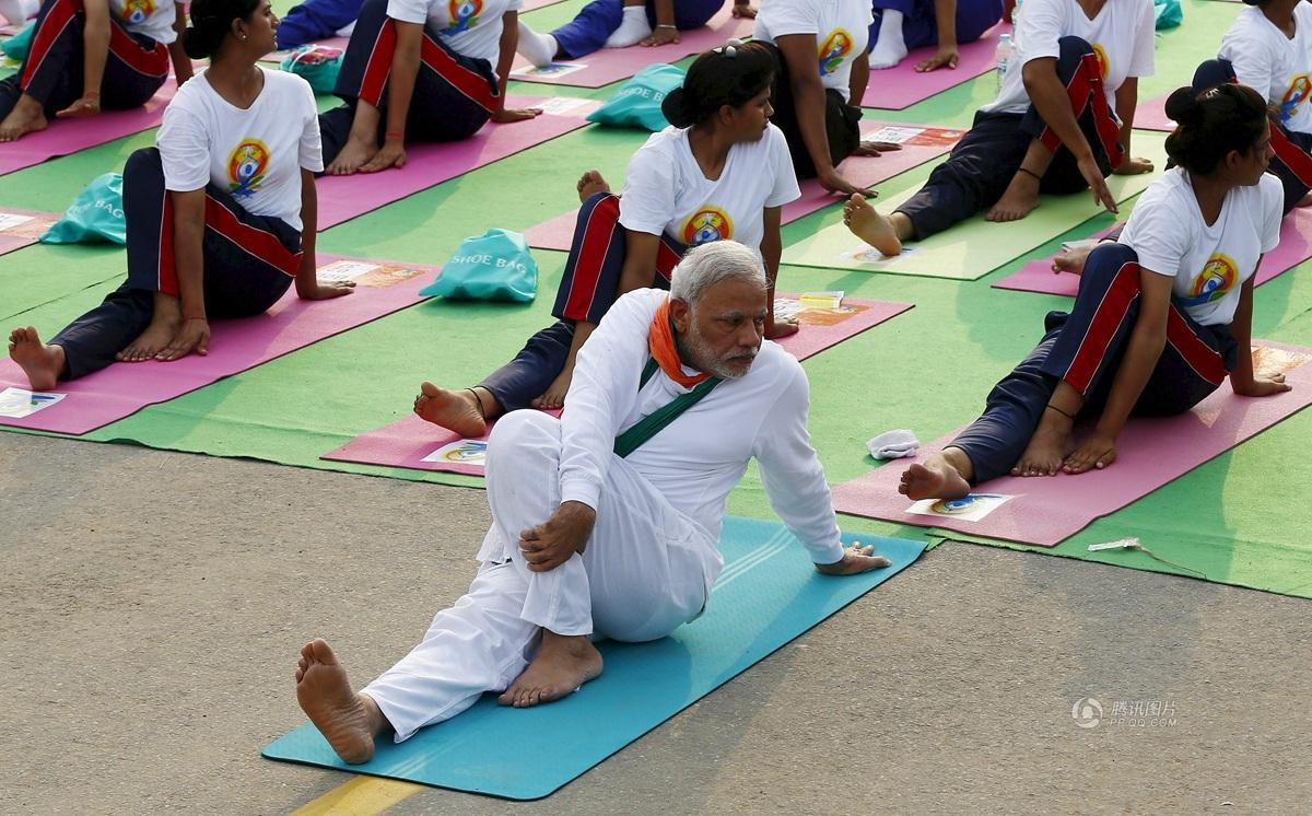 印度总理莫迪做的坐姿扭转离标准差太远?如何正确做瑜伽的扭转