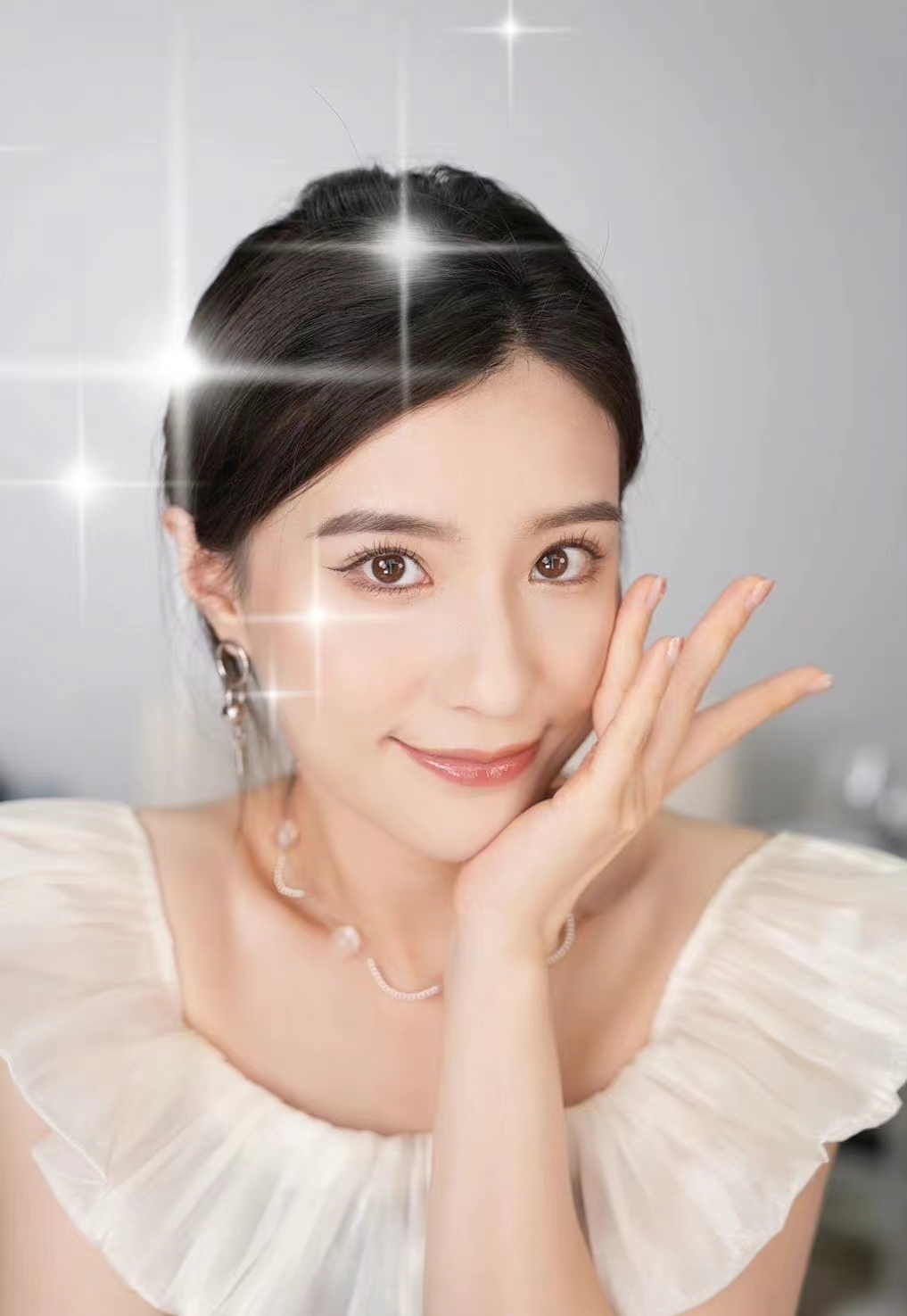 女星鲍天琦官宣怀二胎,前一天晒结婚证,自曝与圈外老公隐婚5年