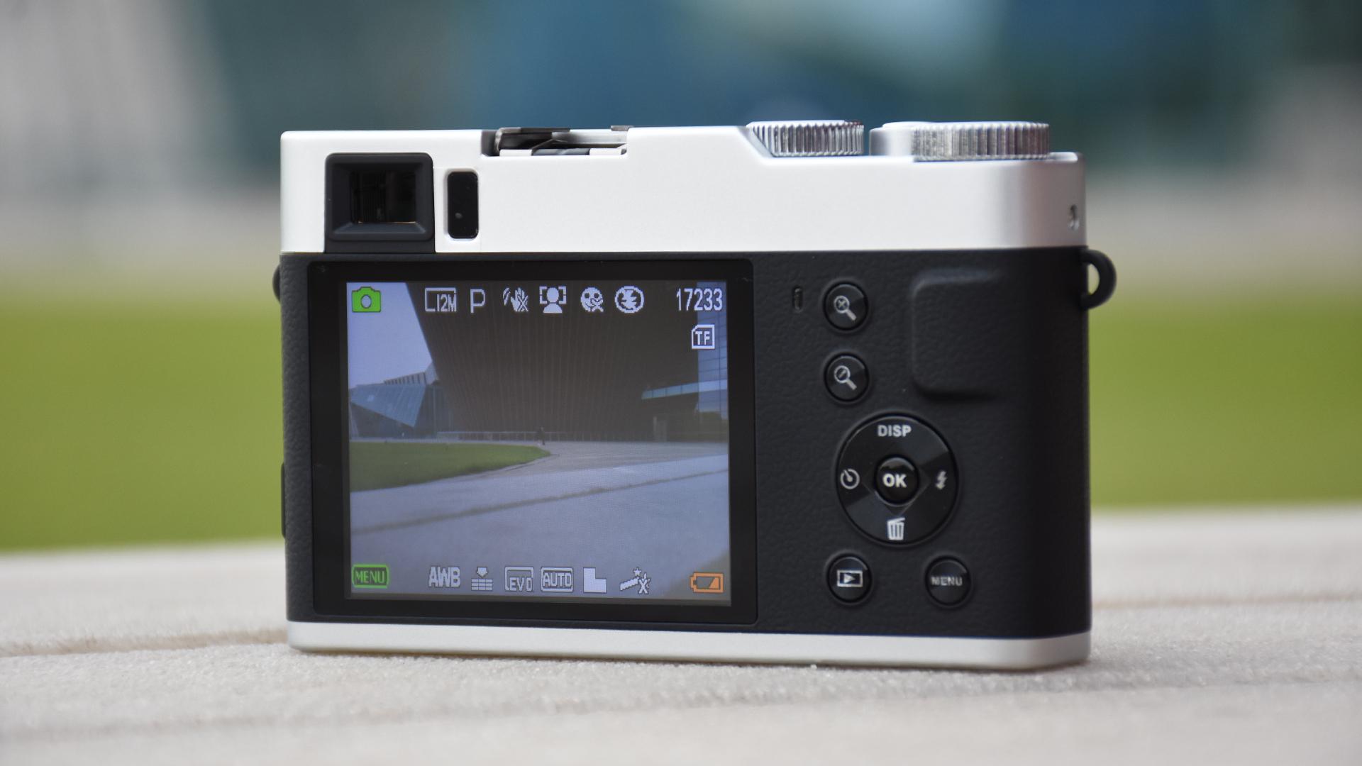 松典dc202l数码相机:复古时尚外观,轻巧街拍神器