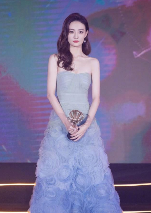 徐璐淡妆亮相活动,身穿粉蓝色抹胸长裙,美得就像童话里的公主