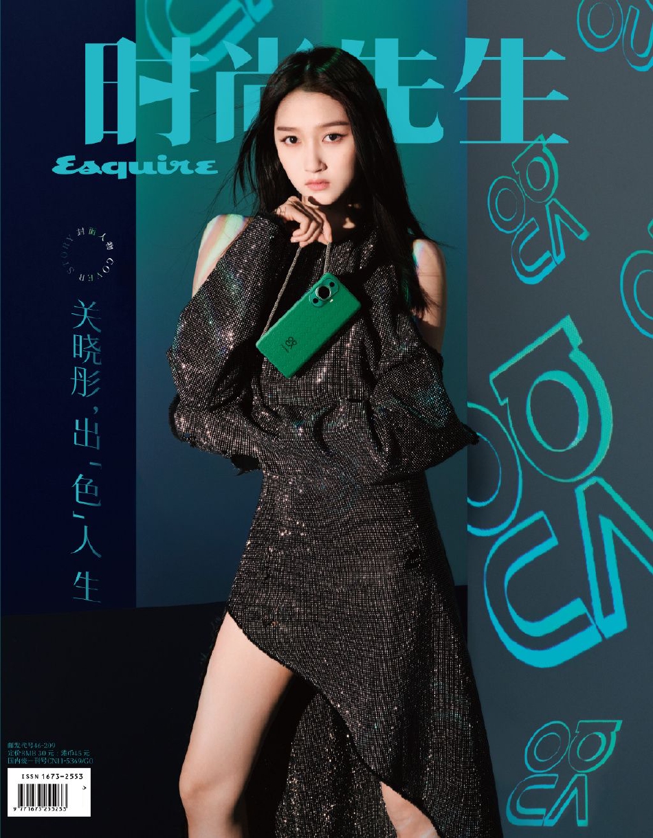 关晓彤黑色吊带皮裙大片曝光,性感酷女孩气场全开,展现成熟魅力