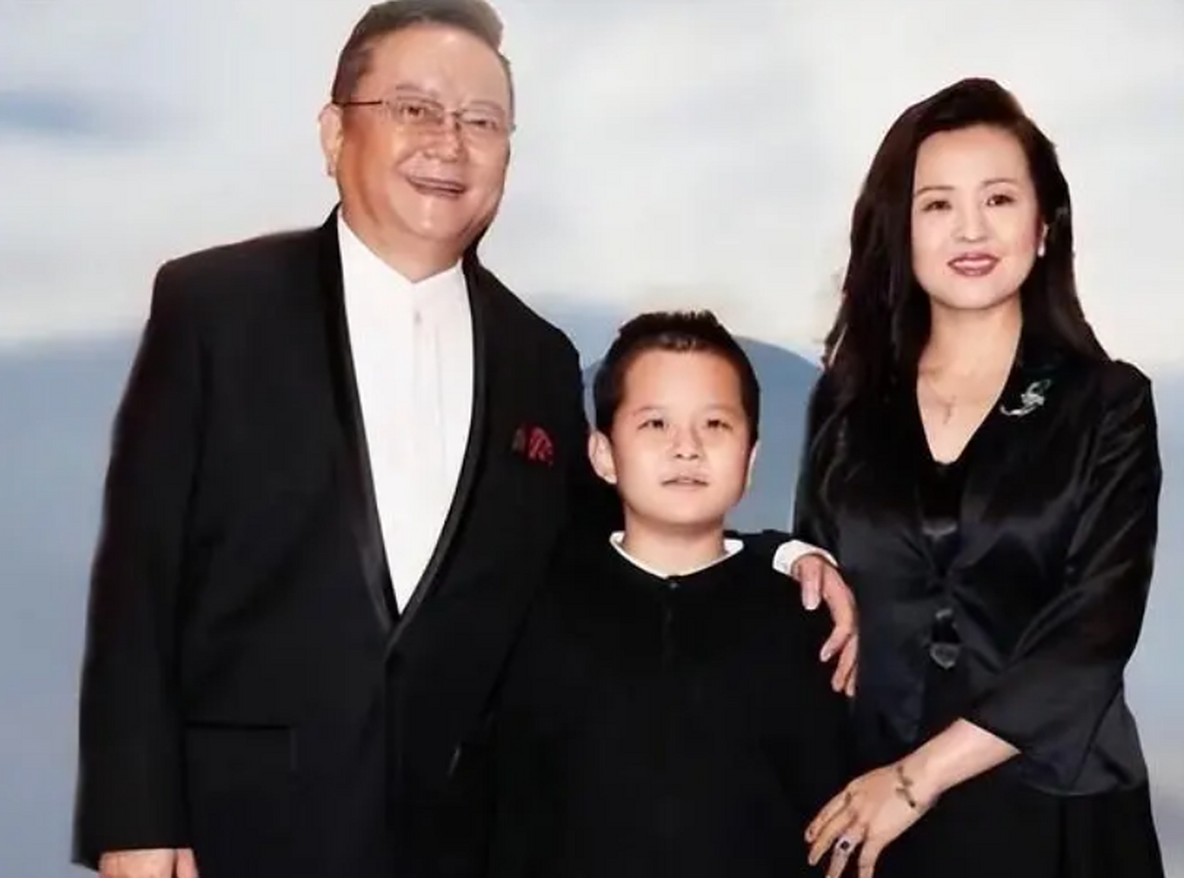 当年,58岁的王刚娶了38岁的女网友郑艳东,两人约定不要孩子,没想到