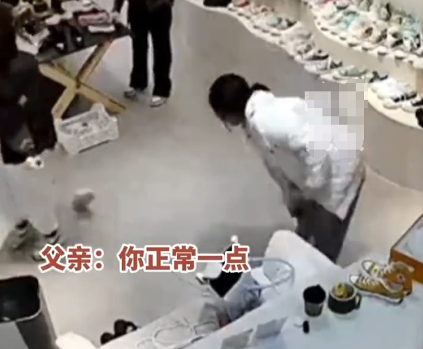 女,28岁,为了一双「200块钱」的鞋子给父母「当众磕头」