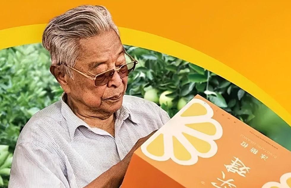 褚时健女儿监狱轻生74岁创业挣上亿家产晚年砍37万棵果树