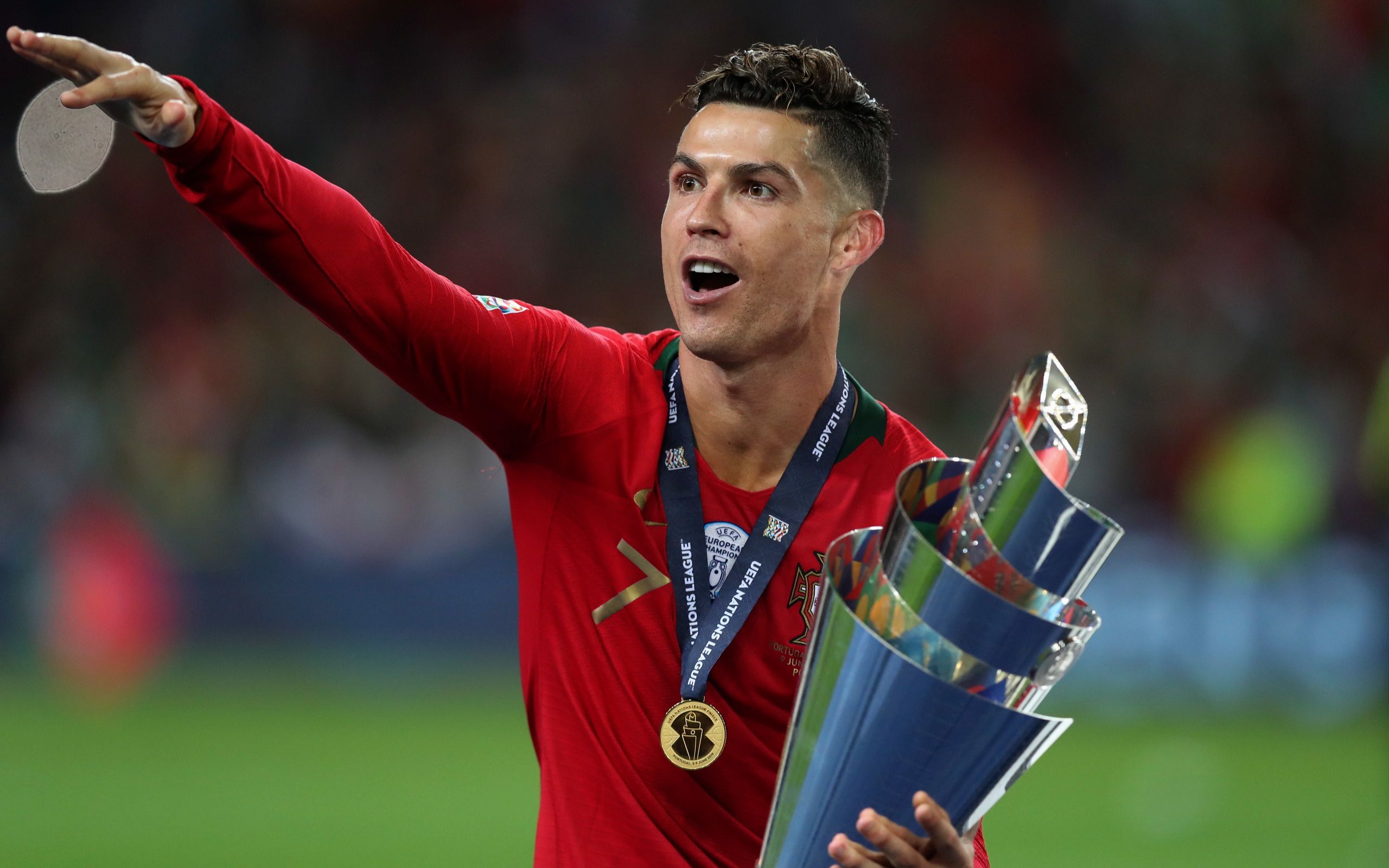 有排面!c罗展现精致蛋糕:利雅得胜利祝贺c罗创造国家队出场纪录