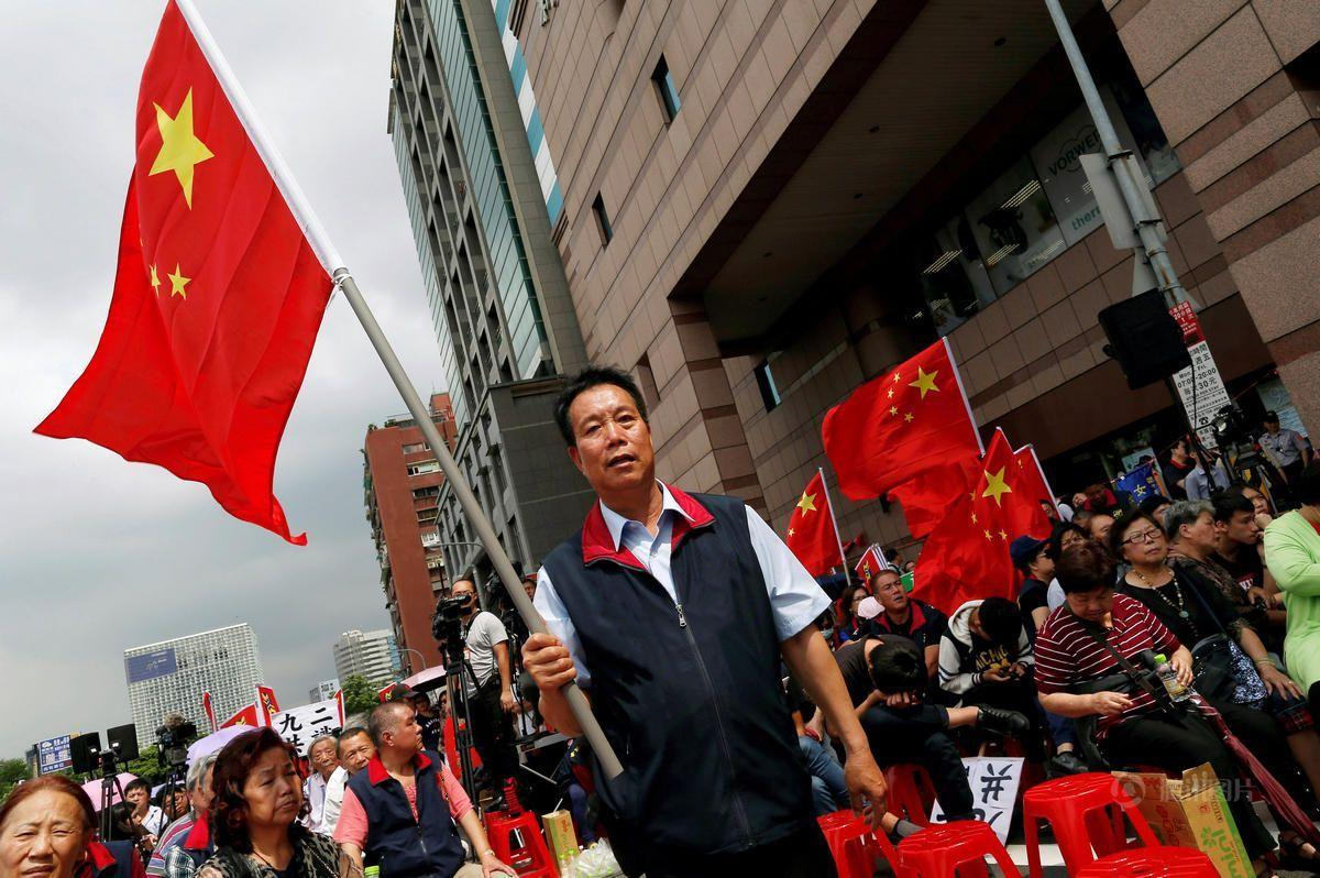 祖国统一势在必行!台湾民众高举五星红旗上街,民进党拦都拦不住