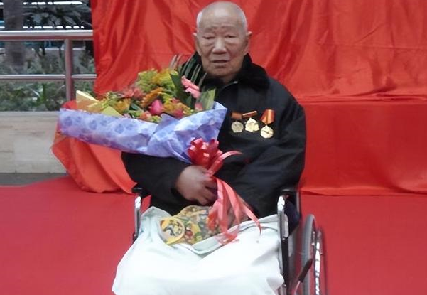 1956年,击毙阿部规秀的神狙手李二喜,留影展示聂帅奖励手枪