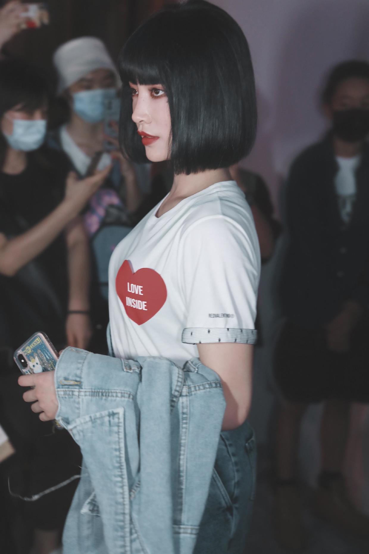 许佳琪魅力无人能及!波波头短发配齐刘海乖巧时髦,气质张扬自信