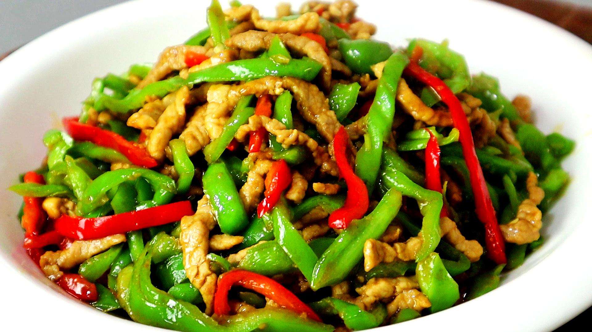 青椒肉丝在家里也可以做,味道和饭店不差分毫,不用耗费多少食材