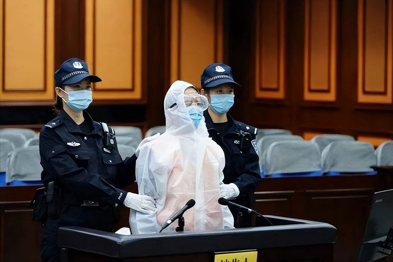 大连"小官巨贪"的孔昊,真不是一般的"好色"!最后被判死刑