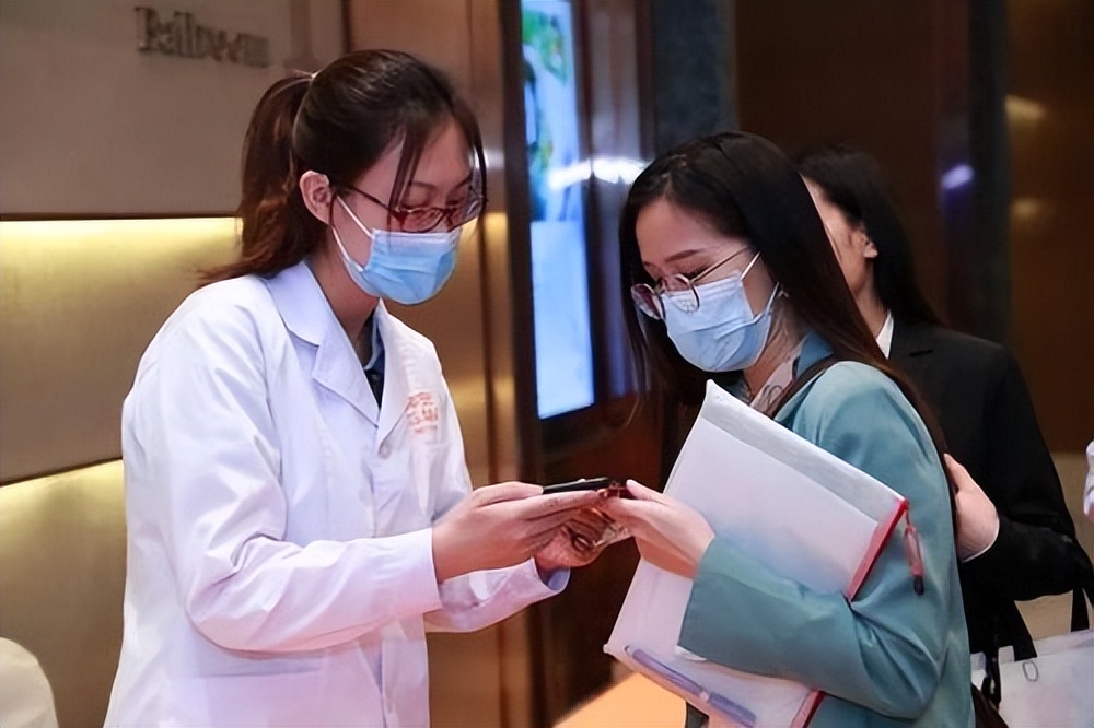 北京陪诊服务护士全程协助陪同代挂预约专家号，使您省去诸多麻烦的简单介绍
