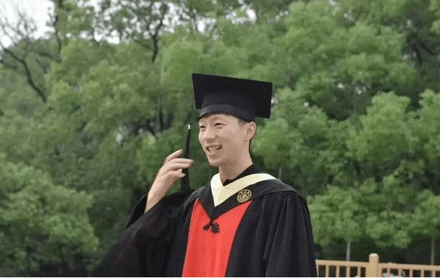 马龙毕业答辩现场图流出,脱下运动服,龙队化身为高学历校草