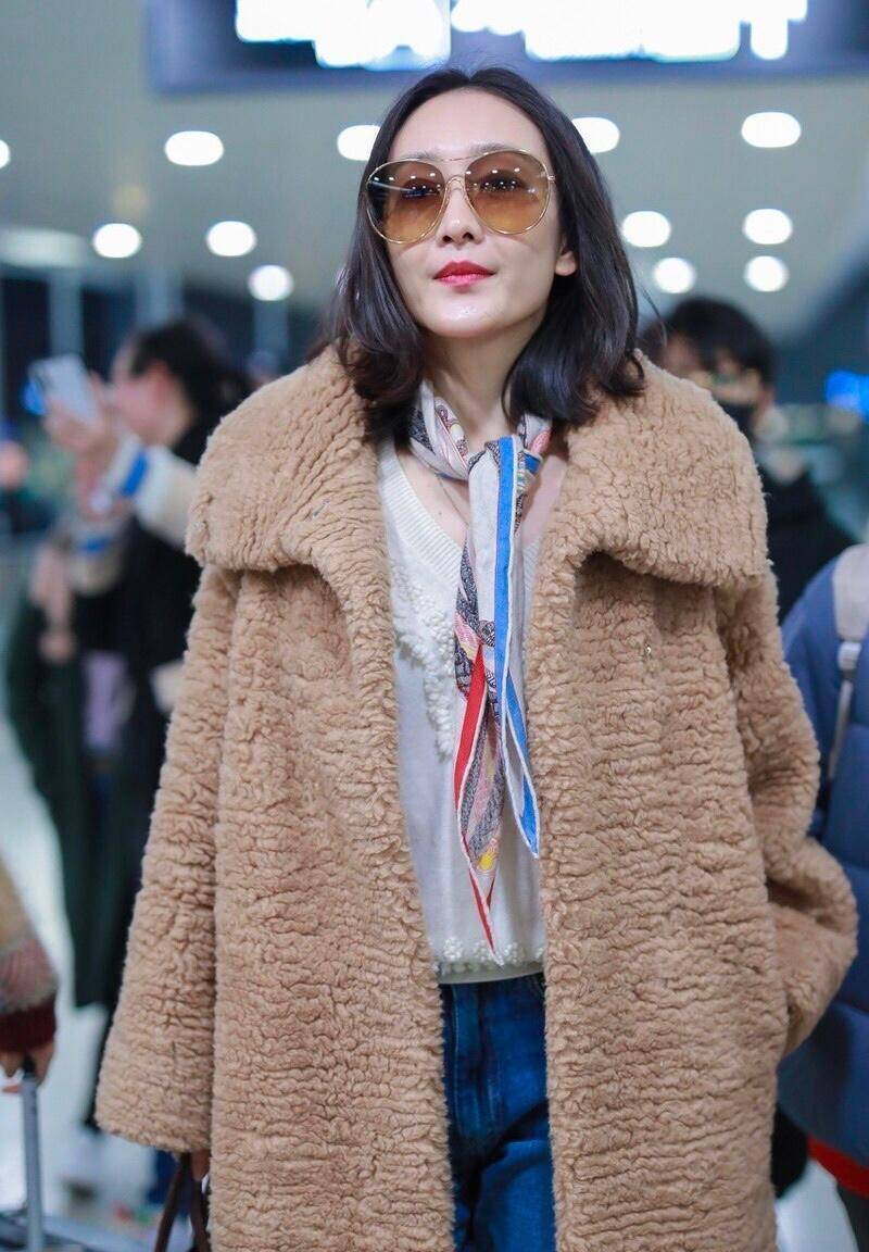 王鸥真不像广西女孩,穿白色上衣配阔腿裤街拍,170身材不输超模