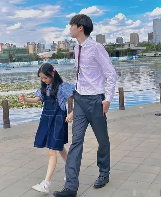 晋松妻子庆祝儿子毕业,16岁身高1米92,帅气爆表或进娱乐圈