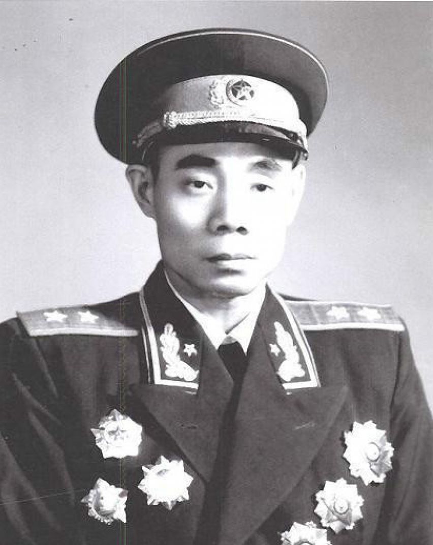 开国中将吴信泉有12个孩子,周总理笑称将军妻为"航空母舰"