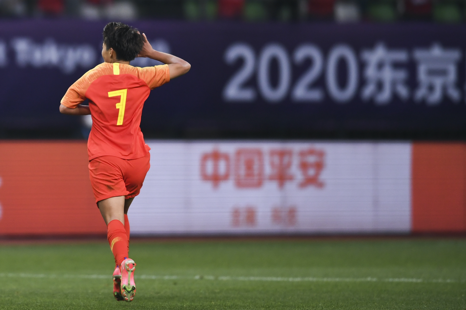 王霜加时破门,中国"玫瑰"惊险挺进东京奥运会