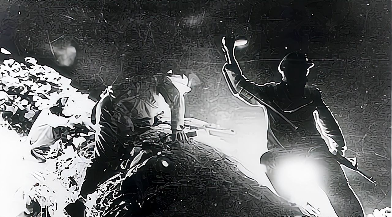 志愿军战士夜晚发动夜袭