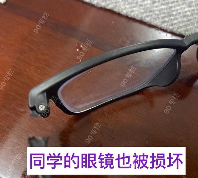 某学校同学打闹摔坏眼镜,赔460元,网友表示:该赔偿是有必要的