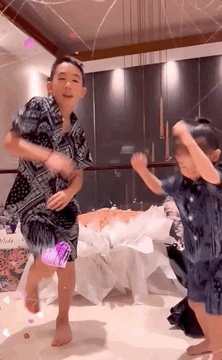 jasper和弟弟hoho都很有表演欲,他们跟着音乐摇摆身体,扭动臀部,还不