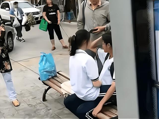 大学情侣食堂当众"互喂"?不雅视频曝光后,网友:底线在哪儿