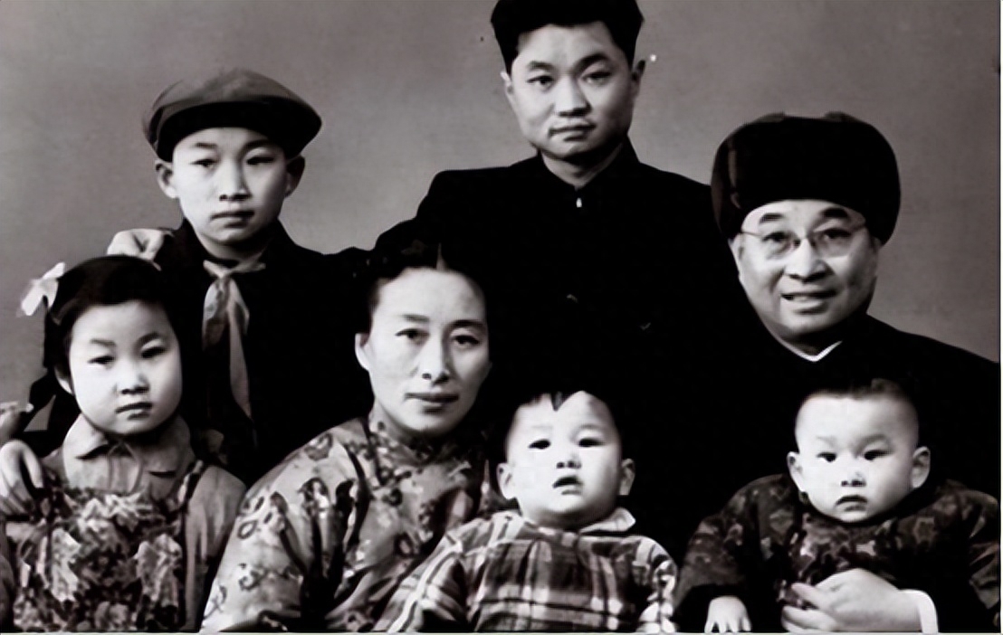 一群老帅问陈赓儿子:你老爸是什么将?听到回答却捧腹大笑