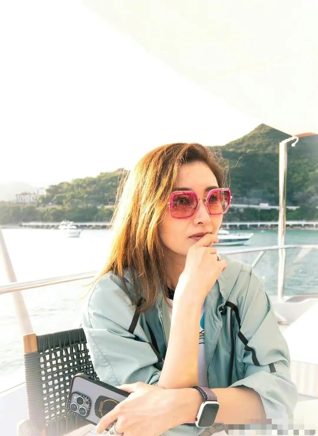 李嘉欣11岁儿子晒母子生活照!深情对视男友力,戴眼镜不随妈真亏