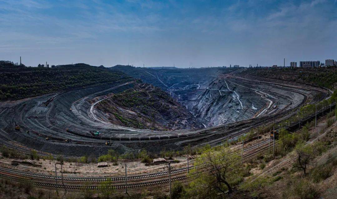 连续开采118年,中国最大露天矿,亚洲第一"天坑"如今能治理吗