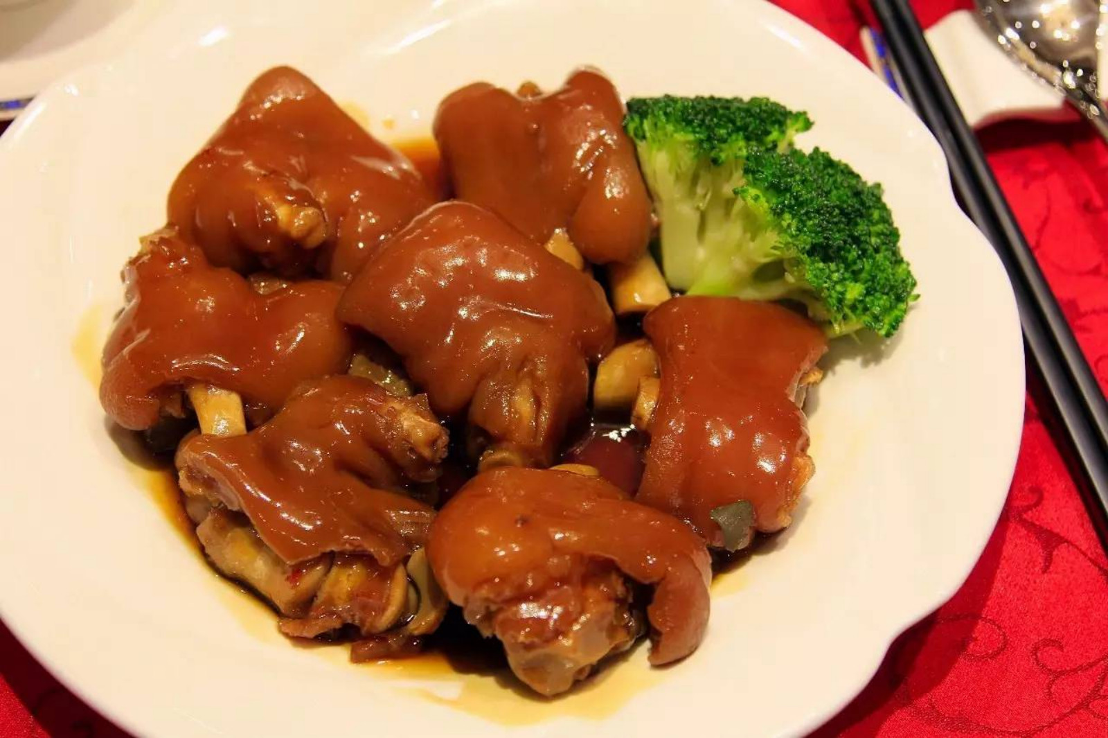 经典粤菜:话梅猪手,口感软烂,酸甜适中,味道更具层次感哦