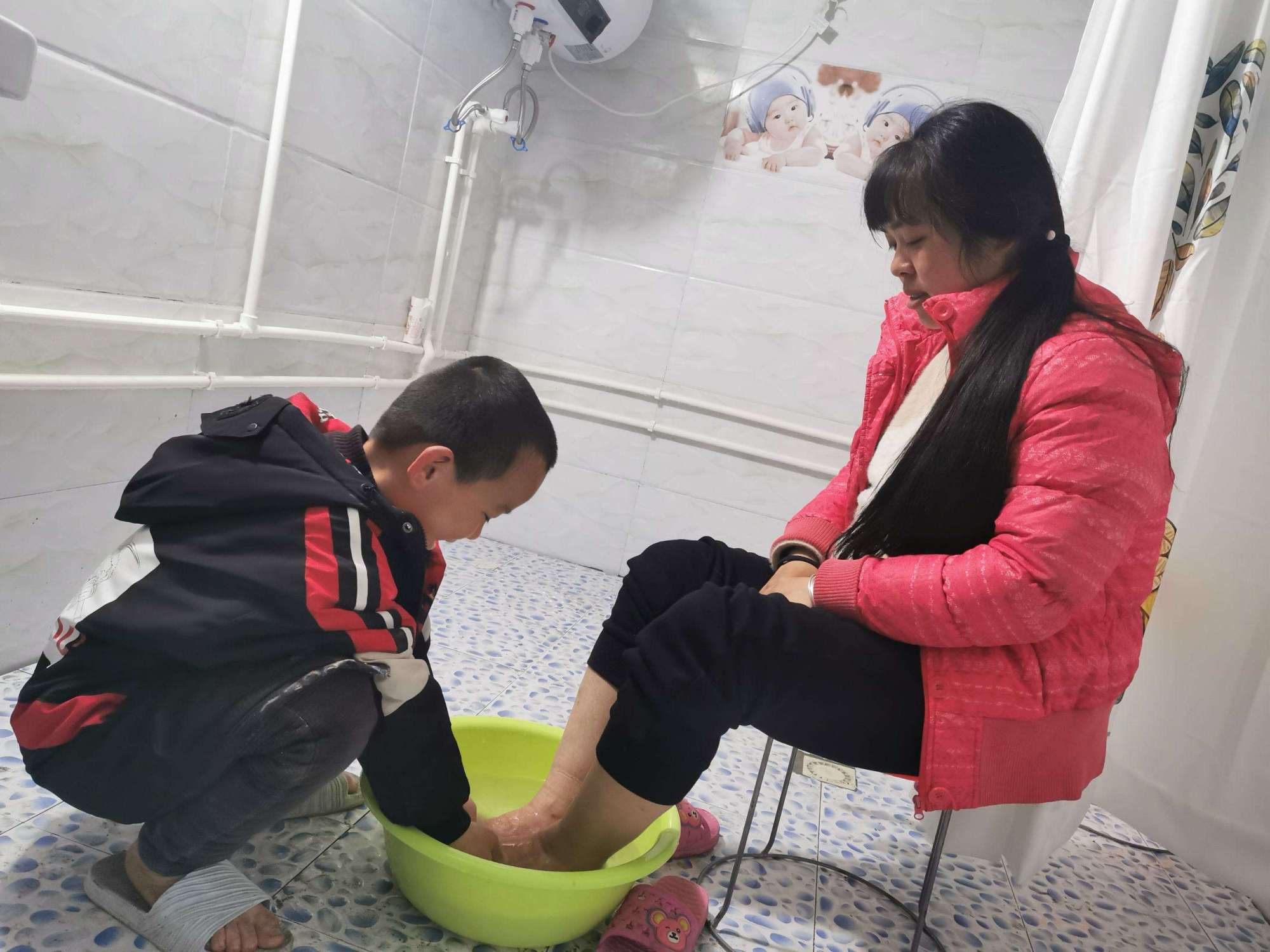 幼兒園佈置給爸爸洗腳的作業,孩子