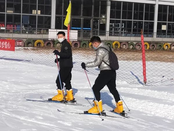 神灵寨冰雪欢乐谷亲子嘉年华滑雪节开幕啦!一起来玩雪呀